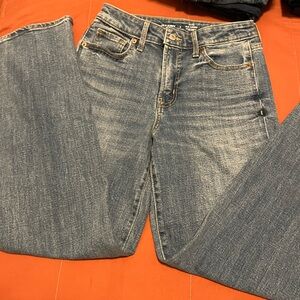 Old Navy woman's Straight Fit Jeans in Faded Blue